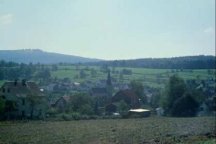 Blick auf den Ort und seine Umgebung, Kirche in der Dorfmitte