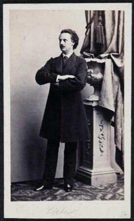 Porträt Alexander Wilhelm Liebe (1828-1880; Schauspieler). Albuminabzug auf Karton (Carte-de-visite mit Atelieraufdruck verso)