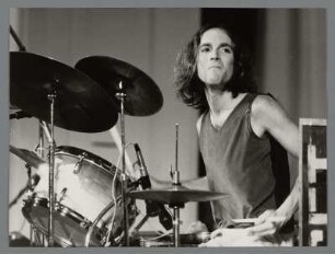 Chris Cutler : Portrait des Schlagzeugers Chris Cutler in der Kongresshalle bei den 9. Leipziger Jazztagen 1984
