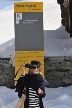 Zermatt - Fotos vom Gornergrat : Eine Touristin aus Thailand fotografiert mit ihrer Digitalkamera auf dem 3089 m hohen Gornergrat. Aufgenommen am 17. Mai 2010 in Zermatt
