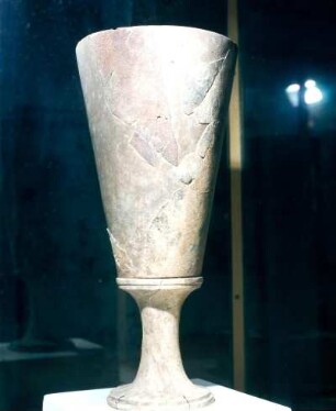 Frühminoisches Steingefäß : Agios Nikolaos (Kreta), Archäologisches Museum. Frühminoisches Steingefäß auf hohem Fuß