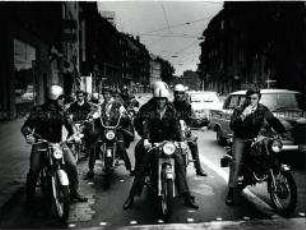 Junge Männer auf Motorrädern