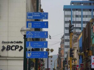 Lima - Hinweisschilder zu den Sehenswürdigkeiten : In der City stehen Hinweisschilder zu den wichtigsten Sehenswürdigkeiten. Aufgenommen am 27. August 2011 in der Hauptstadt Lima