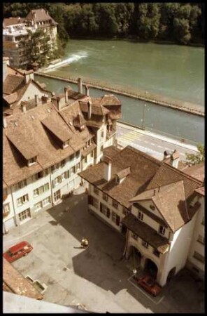 Bern: Blick von der Münsterplattform auf die Aare, Unterstadt mit Wehr