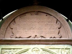 Grabstein von 1566 - als Tympanon mit Umschrift und Laudatio am Langhaus
