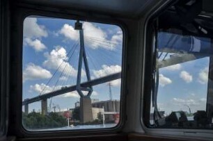 Blick aus einer Hafenfähre auf die Köhlbrandbrücke im Hamburger HAfen