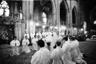 Freiburg: Priesterweihe im Münster, Priester segnen Diakone reihum
