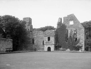 Kirkwall, Schottland. Ruine des Palastes von Earl II. Patrick Stewart (begonnen 1607), Straßenansicht