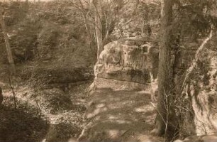 Rathen. Burg Neurathen. Felsengemach, dahinter die noch verschüttete Zisterne