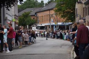 Bad Oldesloe: Kindervogelschießen: Hagenstraße Ecke Weg am Stadtarm, Blickrichtung Südwesten: Zuschauer am Straßenrand: 13. Juli 2023