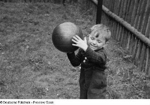 Porträt eines kleinen Jungen mit einem Ball