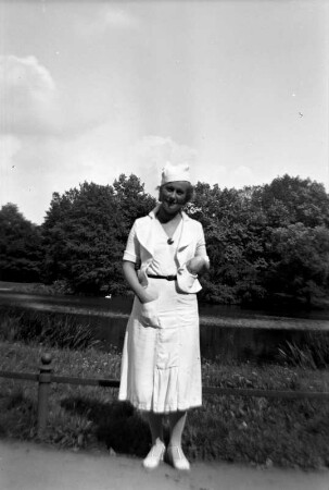 Hildegard Ostkamp-Blumer (1909-2001; Sopranistin), Ehefrau des Komponisten Theodor Blumer (1881-1964). Fotografie im Freien, Leipzig 1937