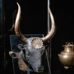 Athen, Archäologisches Nationalmuseum. Silbernes Rhyton Stierkopf, von Kret. Toreuten. aus Schachtgrab IV von Mykene.
