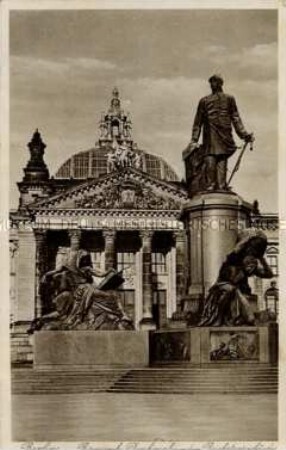 Dass Bismarck-Denkmal vor dem Reichstagsgebäude