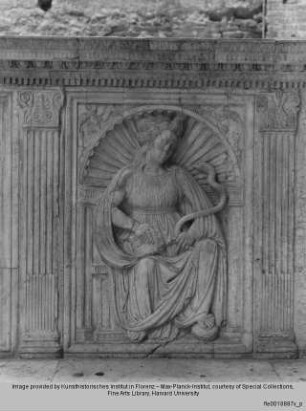 Marmorbank mit Darstellungen der Kardinaltugenden : Reliefs der Rückenlehne