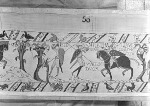 Der Teppich von Bayeux — 43. Szene: Ein englischer Bote meldet König Harold das Herannahen des normannischen Heeres