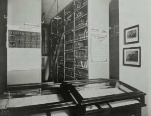 Bibliothek des Stenographischen Landesamtes Dresden : Dresden, Ständehaus, Bibliothek des Stenographischen Landesamtes Dresden mit Ausstellungsvitrinen
