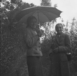 Familienbilder : Zwei Frauen mit Schirm vor Schilf