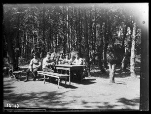 Soldaten beim Kartenspiel (Gruppenbild)