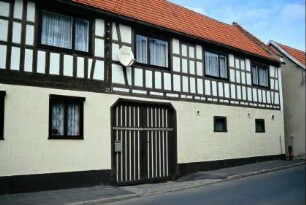 Bauernhof an der Straße, Torfahrt, geschlossenes Holztor