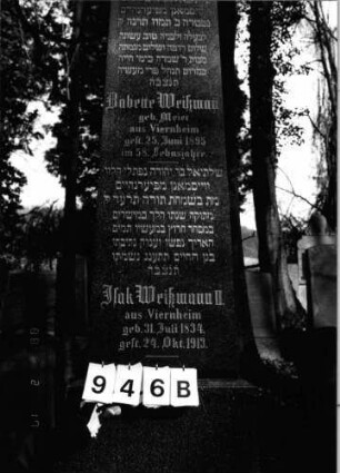 Grabstein 946 (Index: 99802630) Material: polierter Granit Zustand: sehr gut Maße HxBxT: 305x58x47 cm Beschreibung: mehrfach getreppter Sockel, Obelisk Symbolik: Priesterwaschgeschirr Besonderheit: Endreim: Grabstein 946B