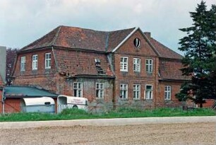 Gut Tangstedt: ehemaliges Kavalierhaus: in Verfall: Rückfront mit Mittelrisalit, Sprossenfenster, Schäden an Dach: Giebelseite, daran flacher Anbau: davor Pferdetransporter mit Aufschrift "Reitstall Gut Tangstedt": 5. Mai 1994