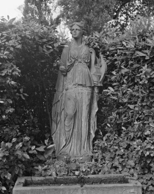 Weibliche Statue mit Leier