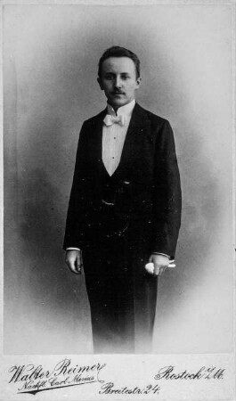 Porträt Friedrich Wilhelm Otto David : Foto-/Bildersammlung Stenografische Sammlung. Porträt Friedrich Wilhelm Otto David. Photographie. Carte de visite (1904; Atelier Walter Reimer). Dresden: SLUB P a 1174