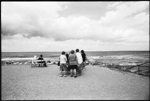Menschen auf der Promenade