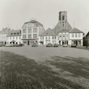 Wohnhäuser mit Läden : Beeskow (Landkreis Oder-Spree), Markt 12/8. Wohnhäuser mit Läden. Straßenansicht, im Hintergrund Pfarrkirche St. Marien