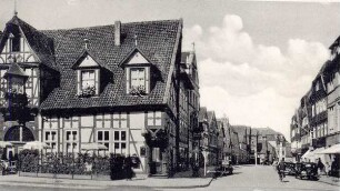 "Westfälisches Haus". Detmold; Kreuzung Lange Straße und Krumme Straße, mit Blick in die Krumme Straße; der Gasthof wechselte mehrfach seinen Namen