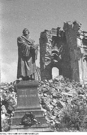 Dresden, Neumarkt, wieder aufgerichtetes Martin-Luther-Denkmal vor der Ruine der Frauenkirche, Februar 1955