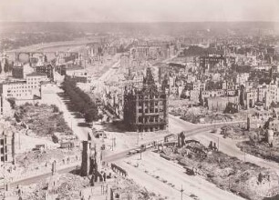 Dresden. Blick vom Rathausturm über die Ruinen der Innenstadt zum Pirnaischen Platz mit Kaiserpalast