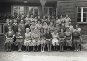 Gruppenfoto der Belegschaft des VEB Hammerschuh