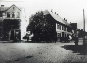 Lange Straße. Detmold. Ende der Langen Starße, rechts die Meiersfelder Straße, links die Lagesche Straße, in der Mitte der Aufgang zum alten Pestfriedhof. Sammlung Starke