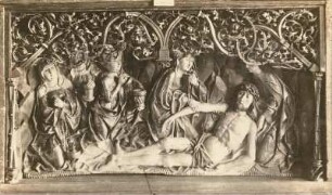 Predella mit Grablegung : Predella mit Grablegung. Holz, geschnitzt, gefaßt. Meißen, Frauenkirche