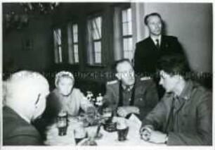 Die Witwe von Fritz Weineck im Klubhaus des VEB Buna