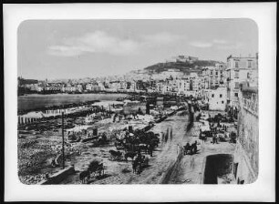 Neapel, Italien. Marina, Hafen und Promenade nach Vomero mit Castel Sant’Elmo