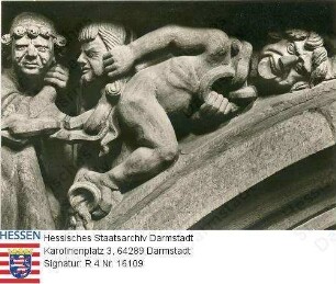 Gelnhausen, Marienkirche / Lettner: 'Die Verdammten in Ketten', von einem Teufel zur Hölle geschleppt, aus dem Jüngsten Gericht in den Zwickeln der Lettnerbögen