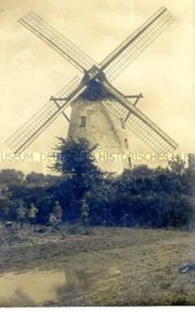 Soldaten vor einer Windmühle