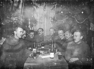 [Neun Soldaten an Silvester 1916 in geselliger Runde mit Wein in Corbeny bei Laon] (Postkarte von Fritz [Reuter?] [rechts] an Felix [Grossmann])