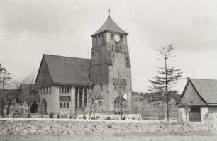 Zinnwald-Georgenfeld. Kirche (1908-1909; W. Lossow, M. H. Kühne) und Friedhofskapelle. Ansicht von Südosten