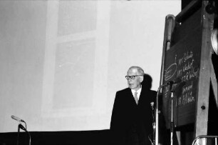 15. Tagung 1965 Physiker; Maikäferrede: Sir George P. Thomson an der Tafel