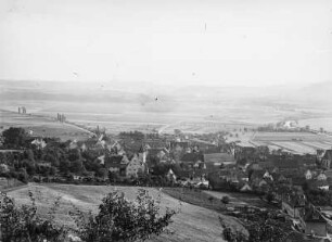 Blick über Lobeda saaleaufwärts, am Horizont die Leuchtenburg bei Kahla