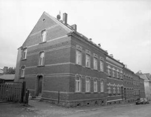 Schöneck, Wiesenstraße 4/12. Wohnhäuser. Straßenansicht