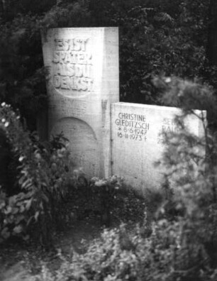 Grabmal der Familie Rauer : Grabmal der Familie Rauer. Stein. Dresden-Trachau, Heidefriedhof