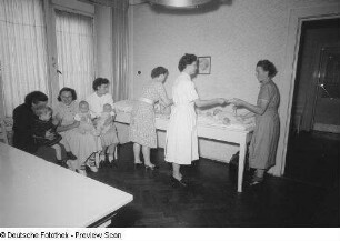 Mütter mit Kindern in einer Mütterberatung in Plagwitz