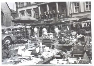 Markttreiben auf dem Marktplatz. Detmold. Geschenk von Dr. Stefan Wiesekopsieker