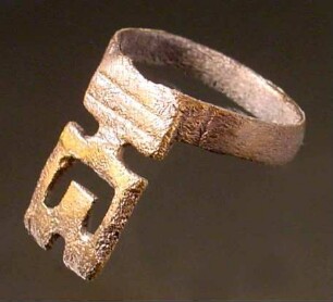 Konvolut: 1 ringförmiger Schlüssel; 1 Ohrring; 2 kleine Ringe mit 6 durchge...en Ringen; 2 kleine Ringe mit 5 durchge...en Ringen