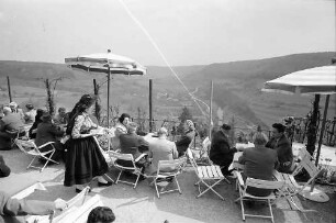 Langenburg: Rosenterrasse des Schlosses mit Blick in das Jagsttal